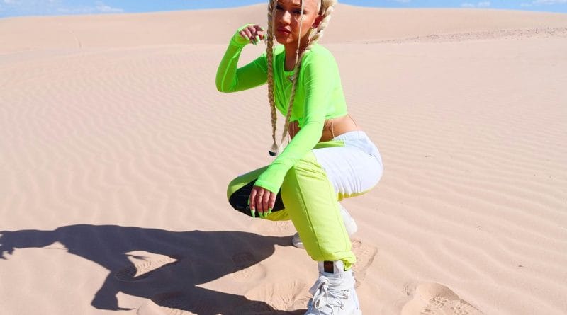 Jak nosić neonowe kolory